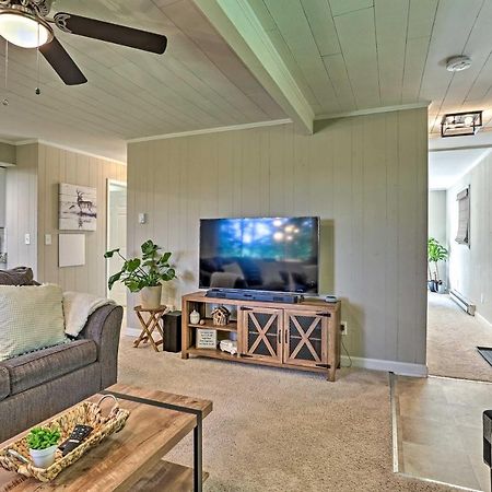 Modern East Stroudsburg Home With Deck And Gas Grill! Экстерьер фото