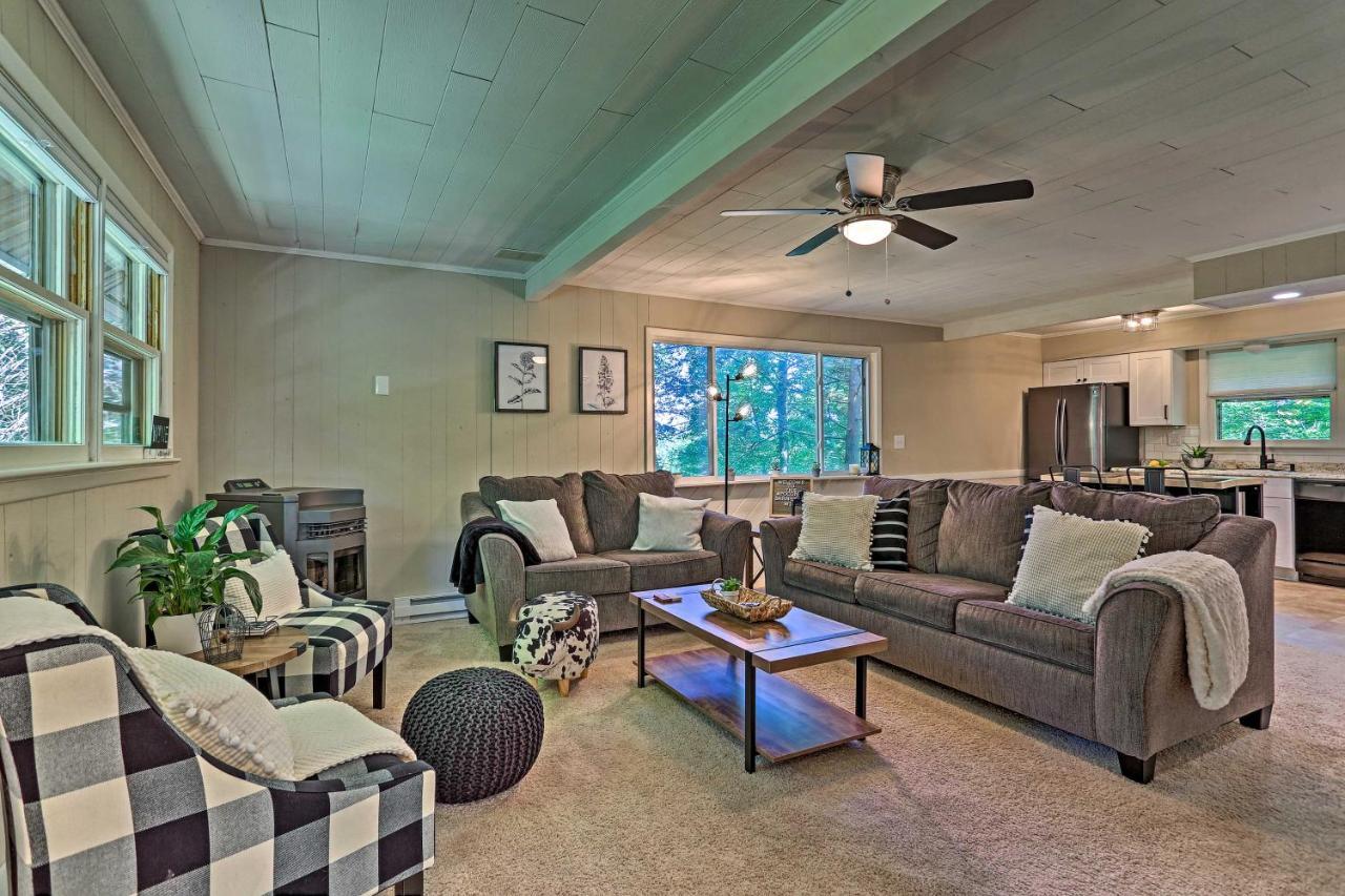 Modern East Stroudsburg Home With Deck And Gas Grill! Экстерьер фото