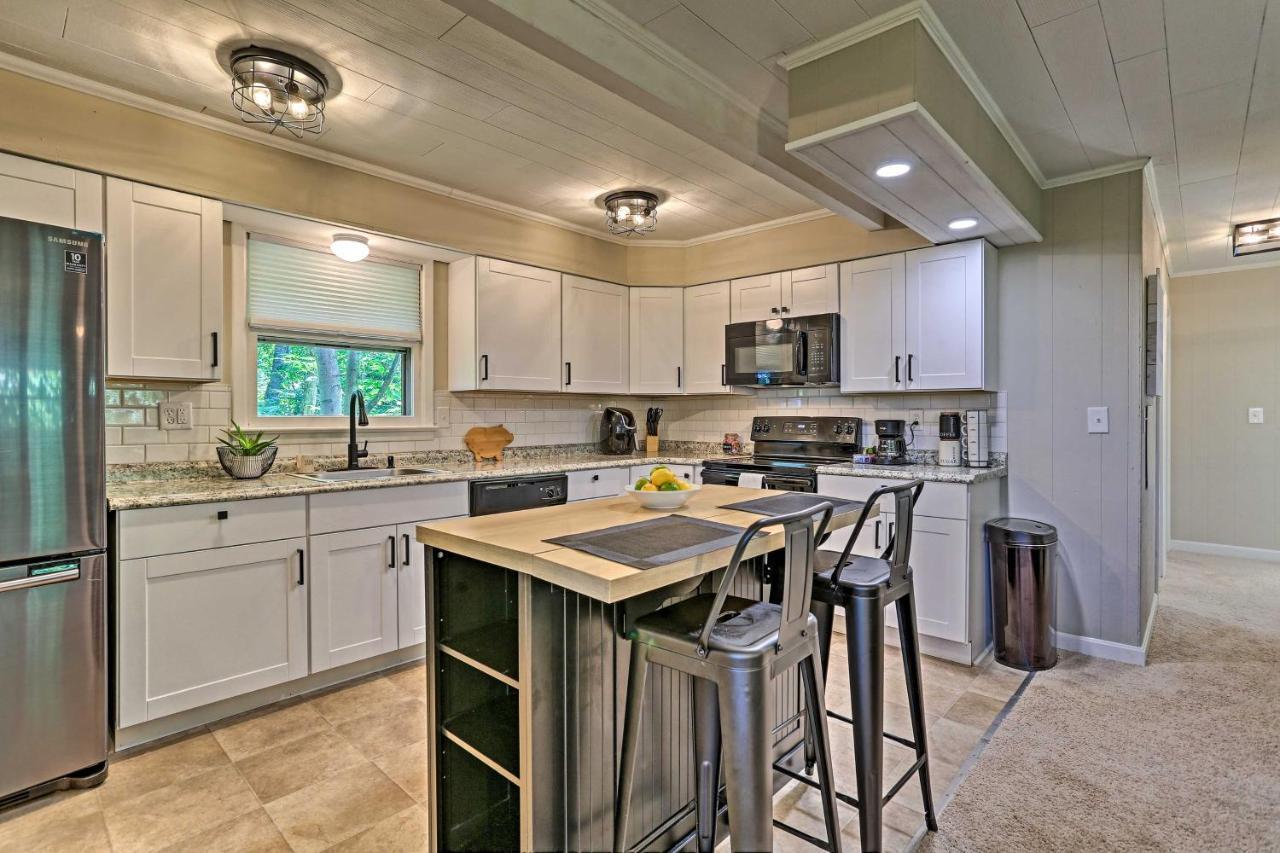 Modern East Stroudsburg Home With Deck And Gas Grill! Экстерьер фото