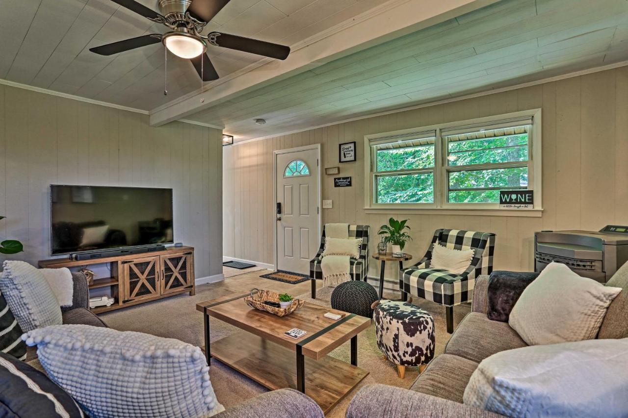 Modern East Stroudsburg Home With Deck And Gas Grill! Экстерьер фото