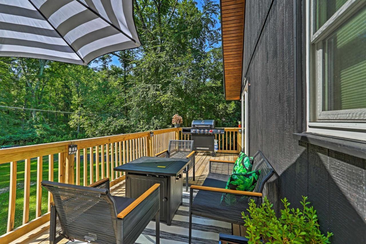 Modern East Stroudsburg Home With Deck And Gas Grill! Экстерьер фото