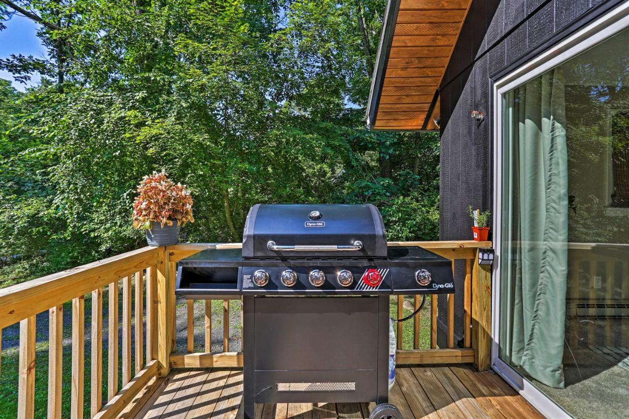 Modern East Stroudsburg Home With Deck And Gas Grill! Экстерьер фото