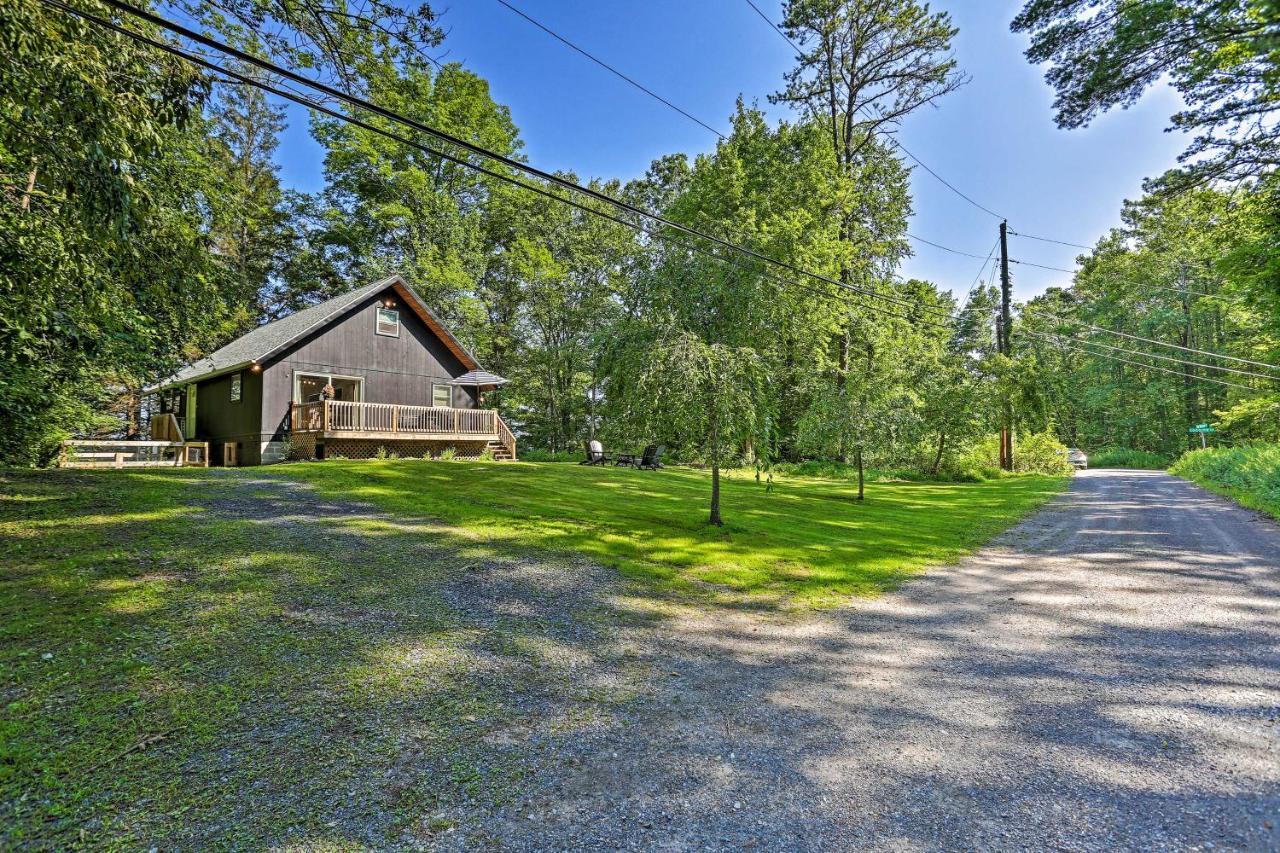 Modern East Stroudsburg Home With Deck And Gas Grill! Экстерьер фото
