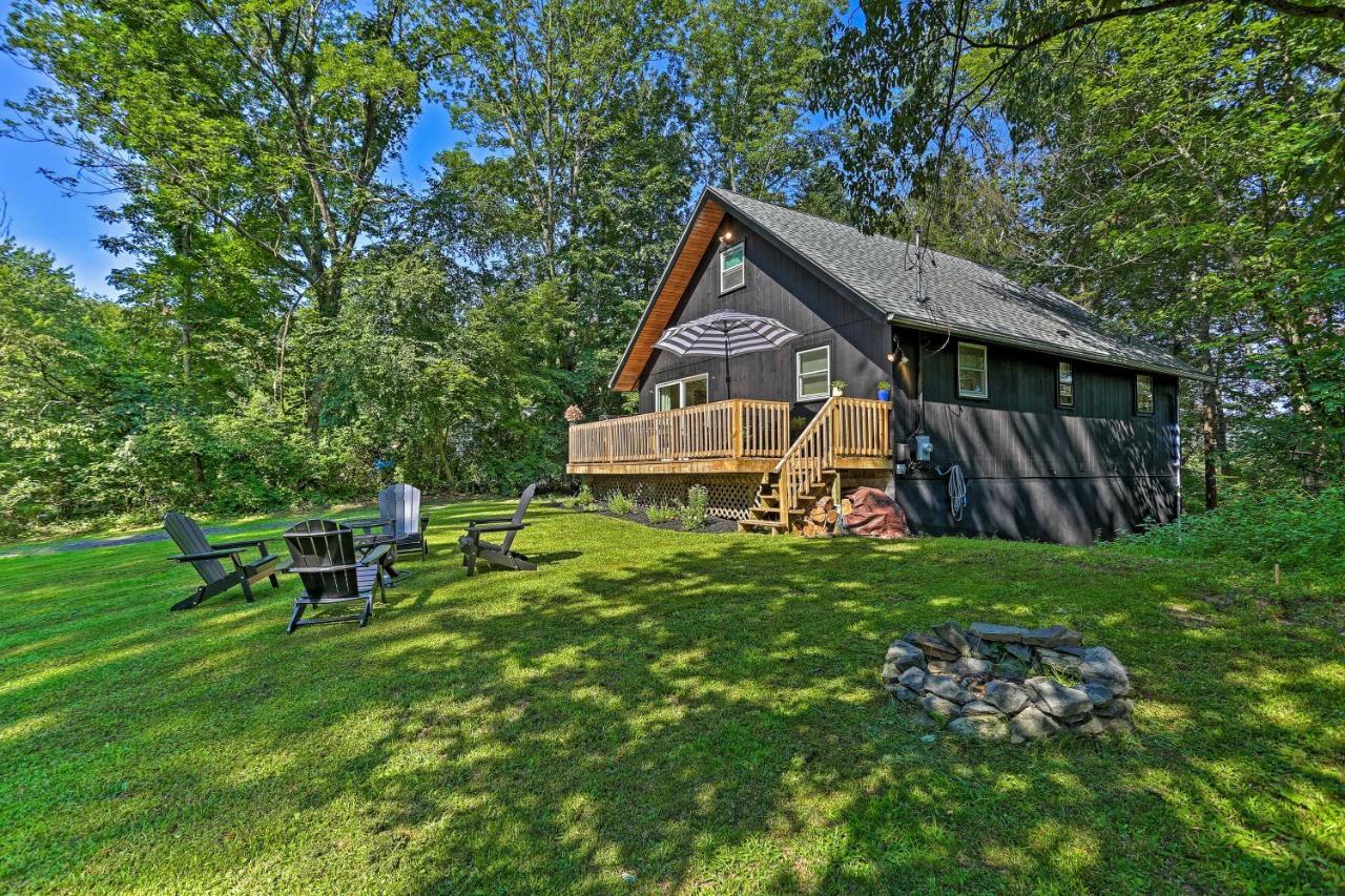 Modern East Stroudsburg Home With Deck And Gas Grill! Экстерьер фото