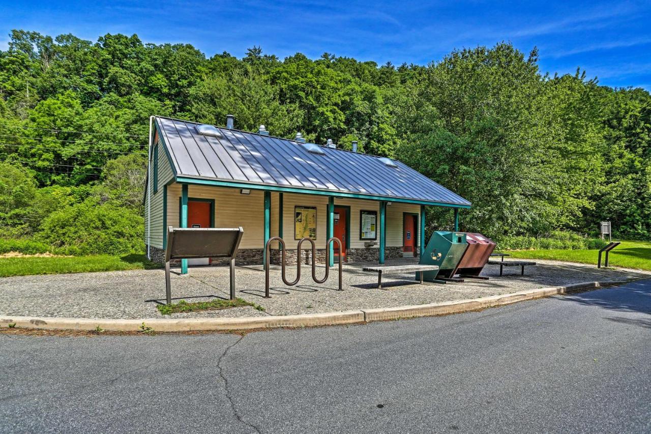 Modern East Stroudsburg Home With Deck And Gas Grill! Экстерьер фото